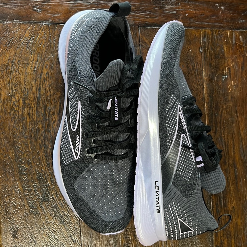Brooks Levitate running shoe Woman’s Size 9